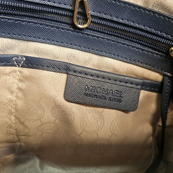 Michael Kors Saffiano Jet Set Summer Tote - Picture 6 of 15